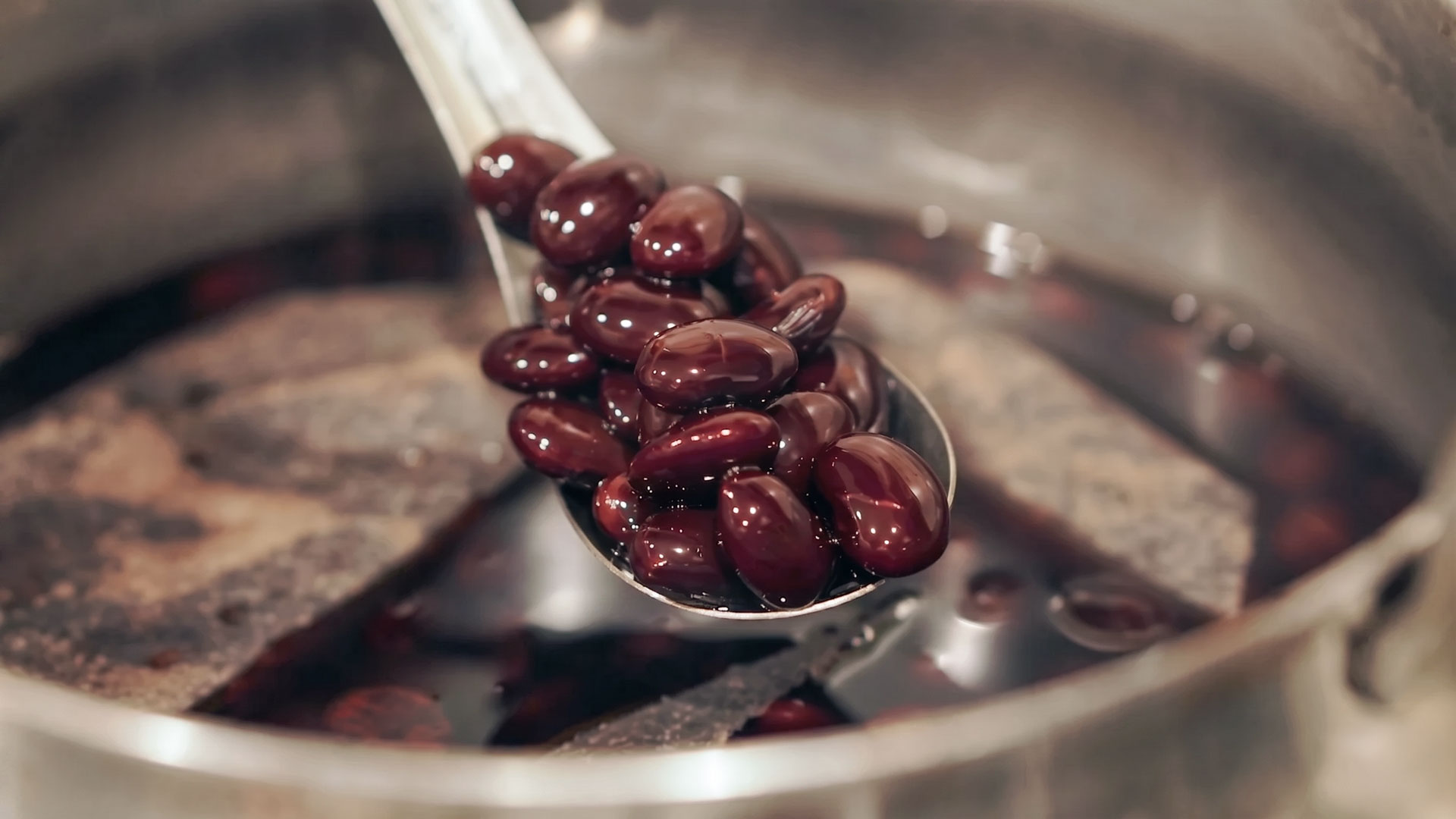 自慢の黒豆の甘煮。3日かけて炊くのです。