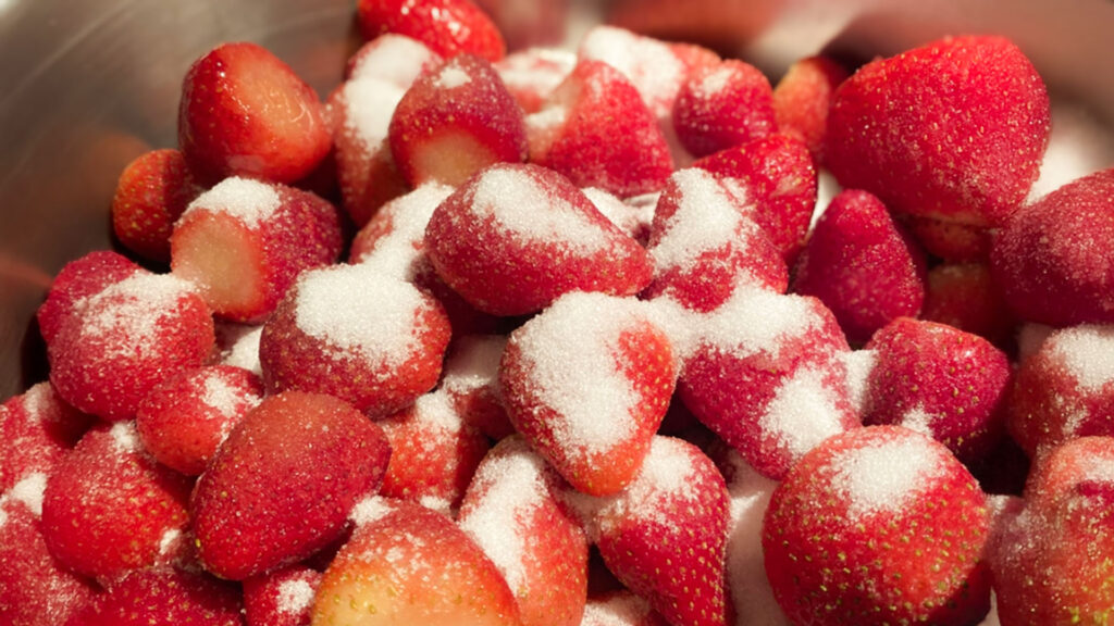 いちごソース仕込み