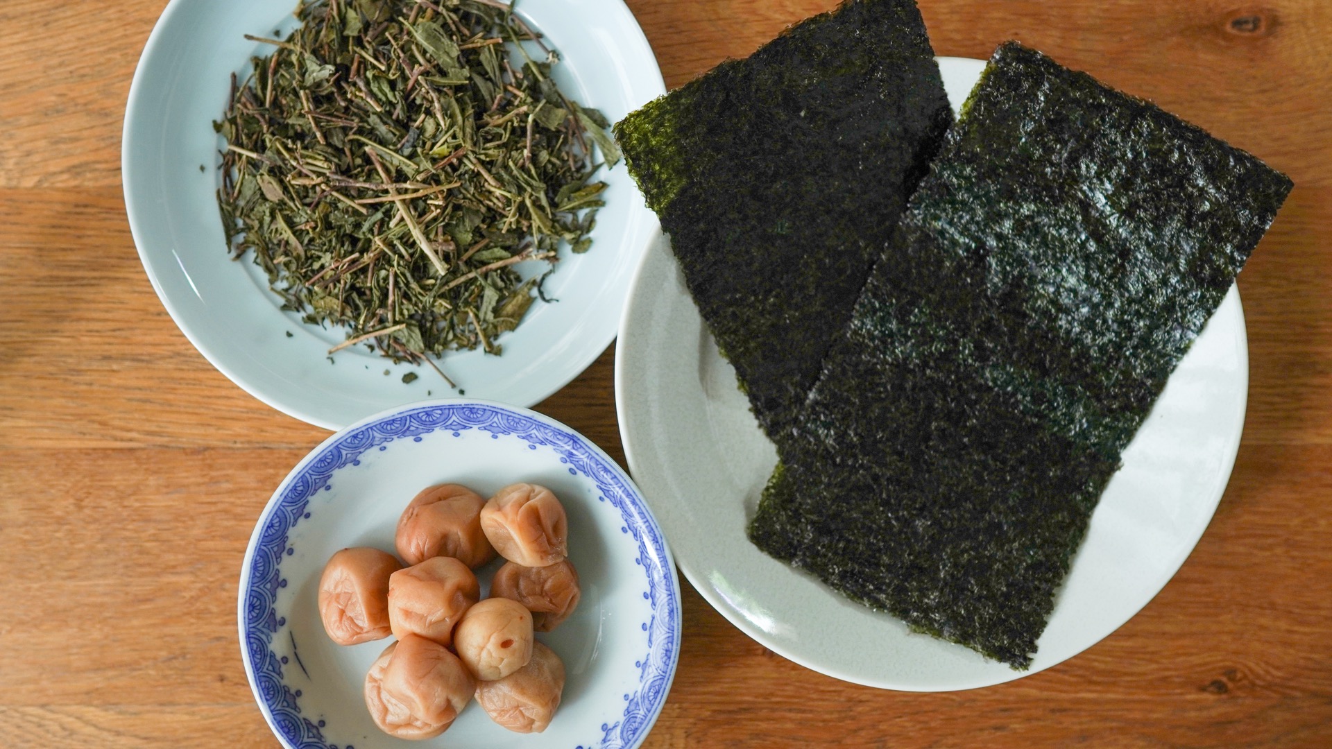 素材たち：茶葉、海苔、梅干し