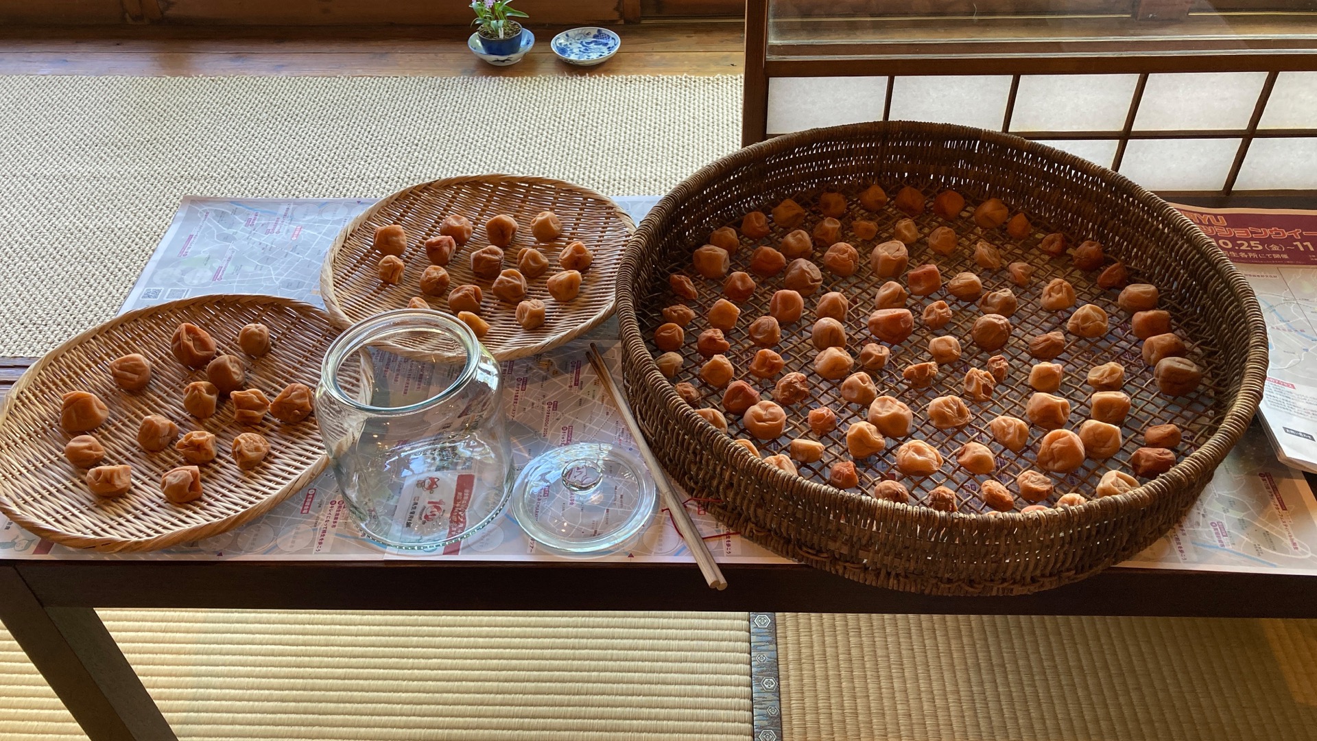 梅干しの天日干し（座敷）