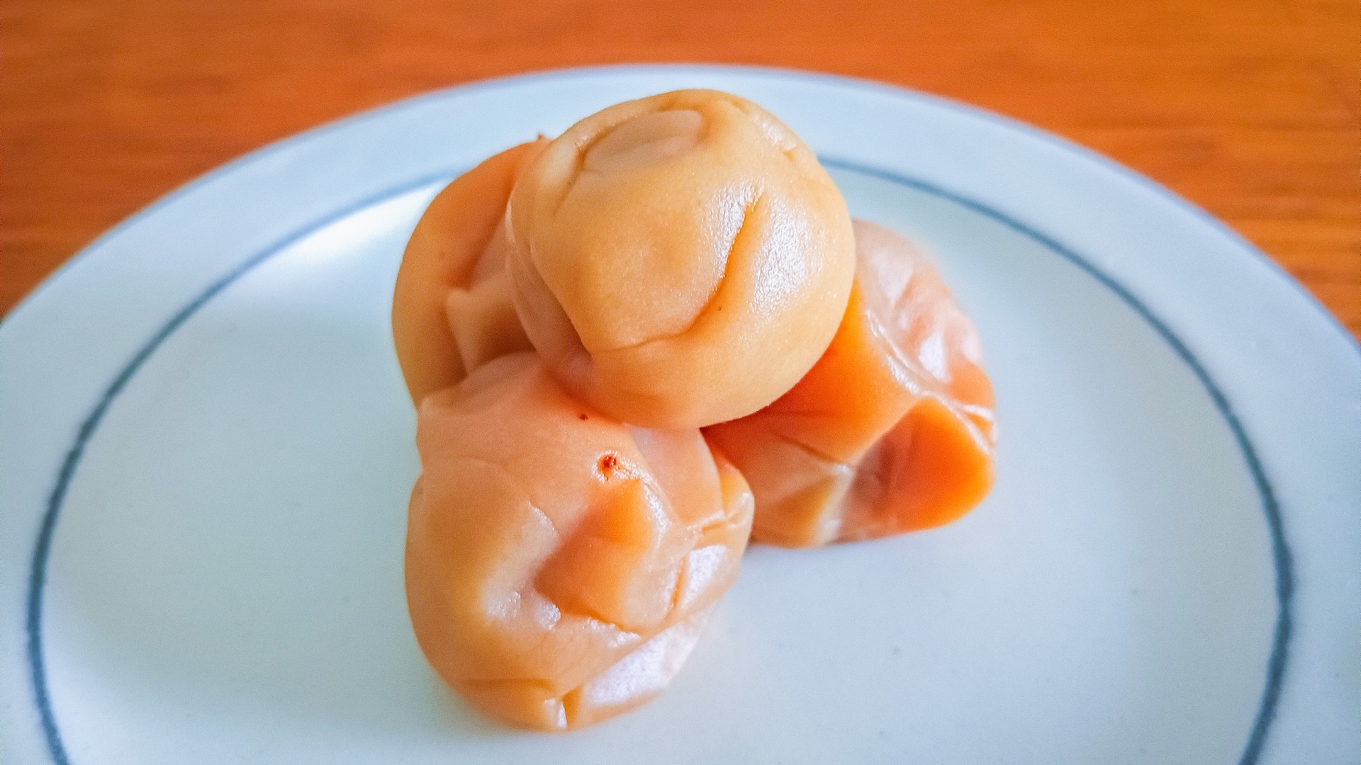 梅干し（白皿）