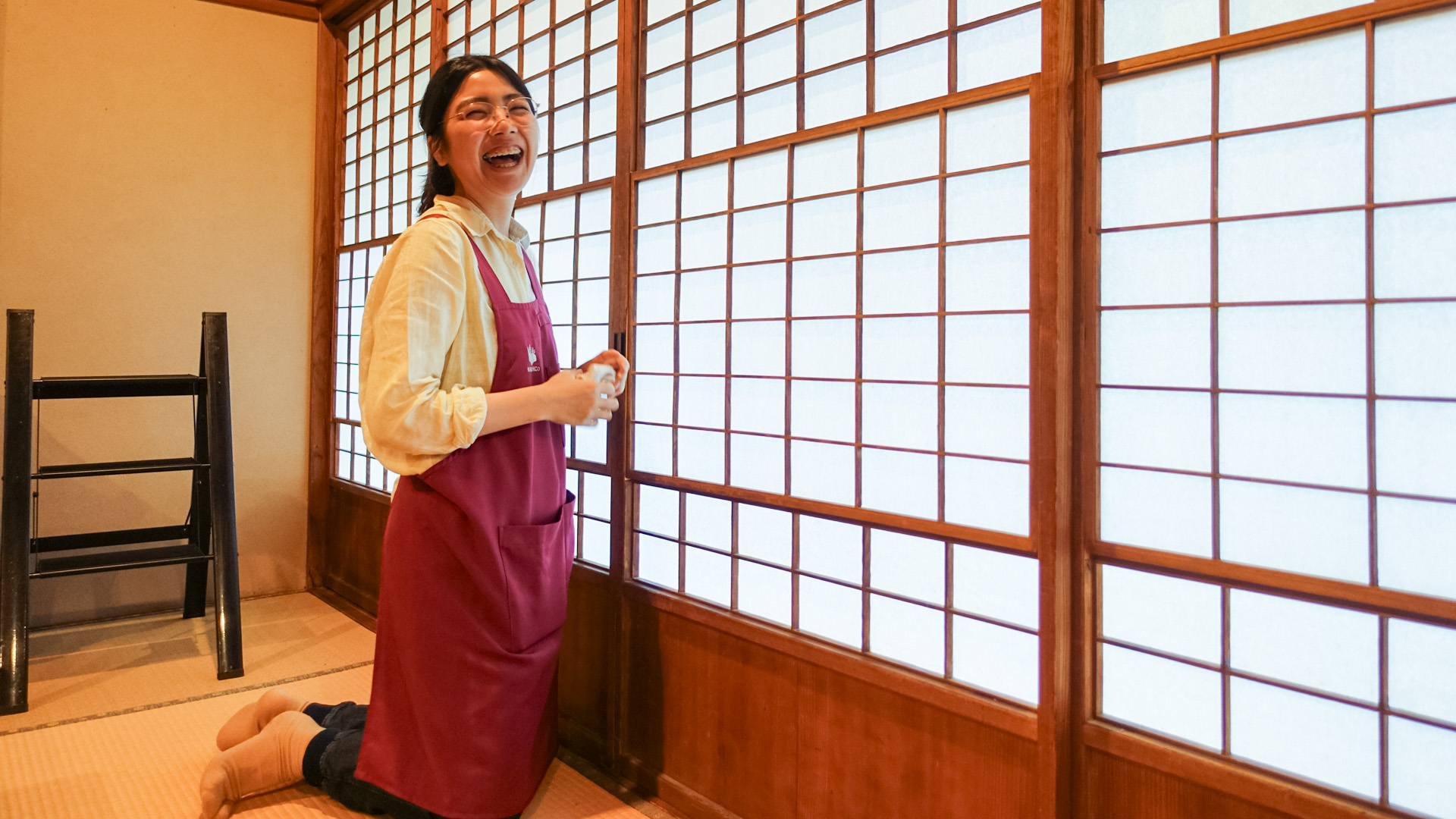 障子の前で笑うスタッフ