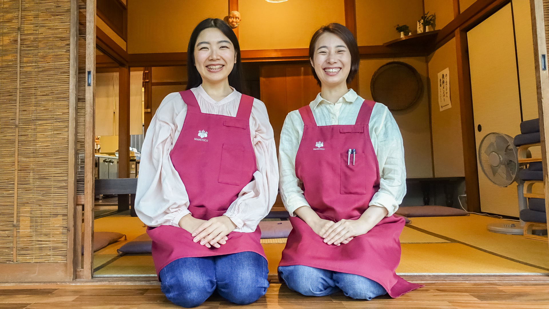 座敷で並んで正座するスタッフ二人